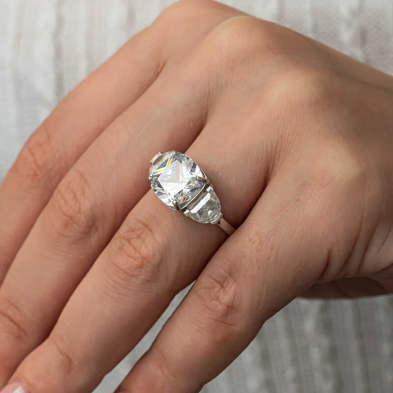 Anello - Zirconia a taglio cuscino a tre pietre tono argento brillante