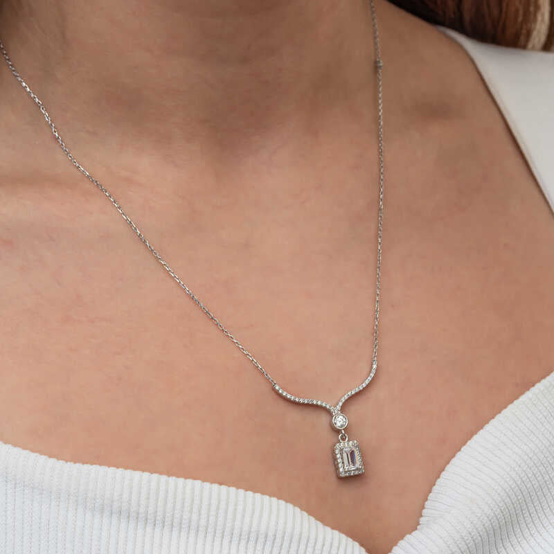 Halskette aus Sterlingsilber – Elegantes Baguette- und Halo-Zirkonia-Design