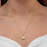 Halskette mit zartem Mond und Stern aus goldfarbenem Perlmutt, himmlisch elegant