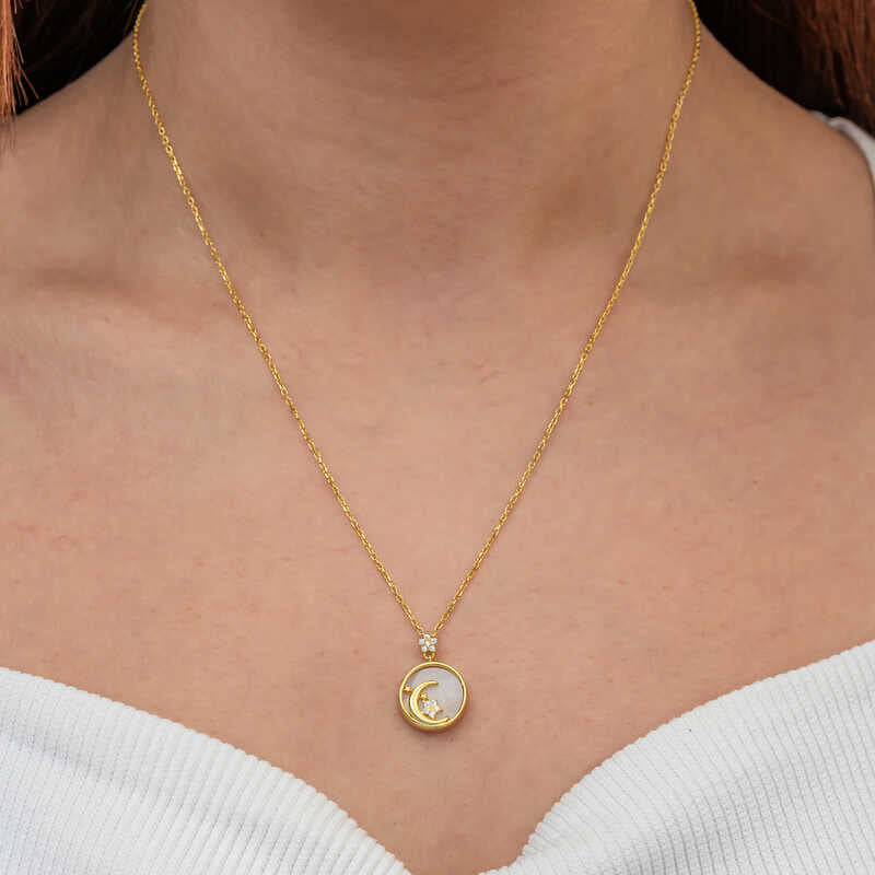 Halskette mit zartem Mond und Stern aus goldfarbenem Perlmutt, himmlisch elegant