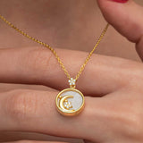 Halskette mit zartem Mond und Stern aus goldfarbenem Perlmutt, himmlisch elegant