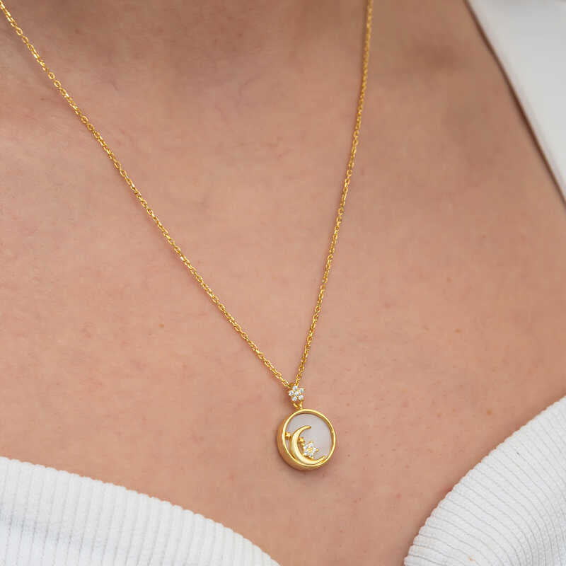 Halskette mit zartem Mond und Stern aus goldfarbenem Perlmutt, himmlisch elegant