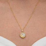 Halskette mit zartem Mond und Stern aus goldfarbenem Perlmutt, himmlisch elegant