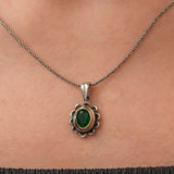 Halskette mit Anhänger aus Sterlingsilber und goldfarbenem Metall mit grünem Edelstein in Blumenform