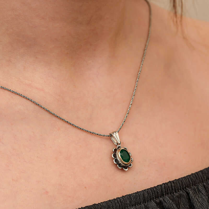 Halskette mit Anhänger aus Sterlingsilber und goldfarbenem Metall mit grünem Edelstein in Blumenform