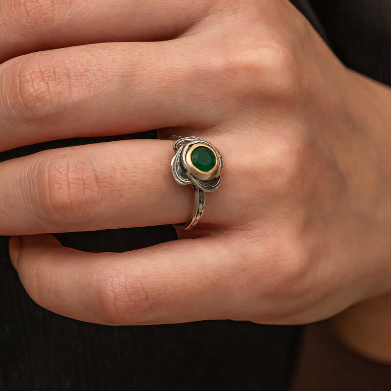 Authentieke sterling zilveren bloemenring met groene edelsteen en goudkleurige accenten