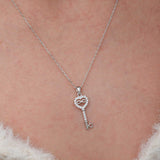 Collier élégant en argent sterling avec cœur en zirconia et clé infini
