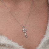 Collier élégant en argent sterling avec cœur en zirconia et clé infini