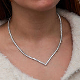 قلادة تنس فضية موديل V مع ألماس صناعي لامع