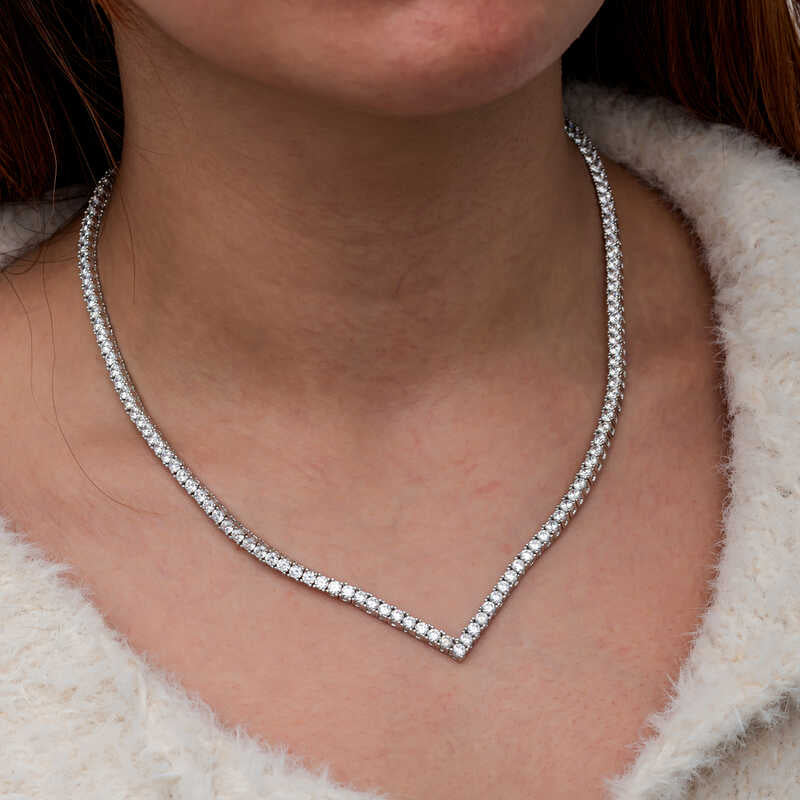 قلادة تنس فضية موديل V مع ألماس صناعي لامع