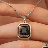 Ketting - Elegante zilver- en goudkleurige hanger met blauwe edelsteen