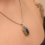 Ketting - Elegante zilver- en goudkleurige hanger met blauwe edelsteen