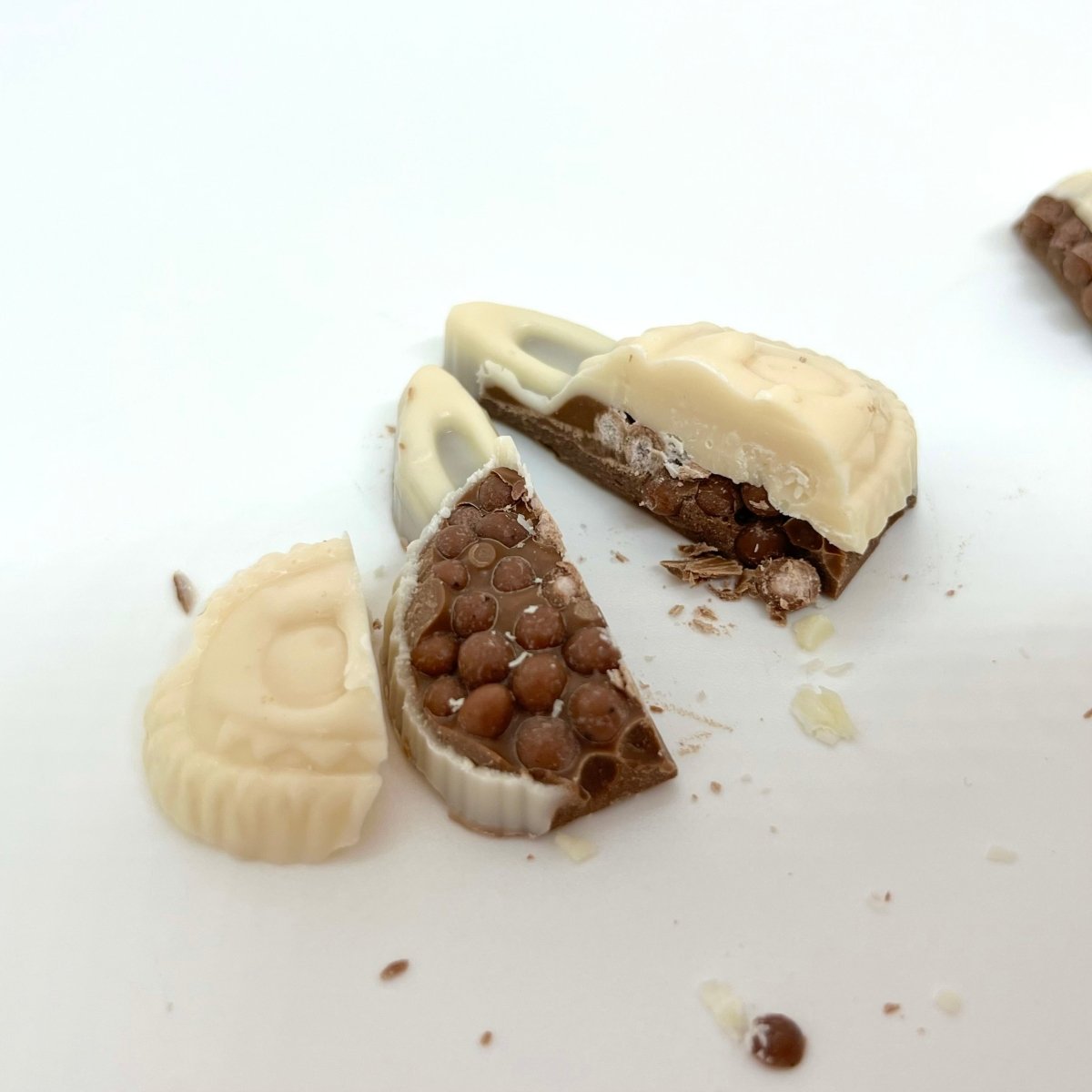 Vezir Lbumi de Crunchy Collectible Mystery Chocolate - Milk, White & Rice Crispy - 28g - TryAladdin