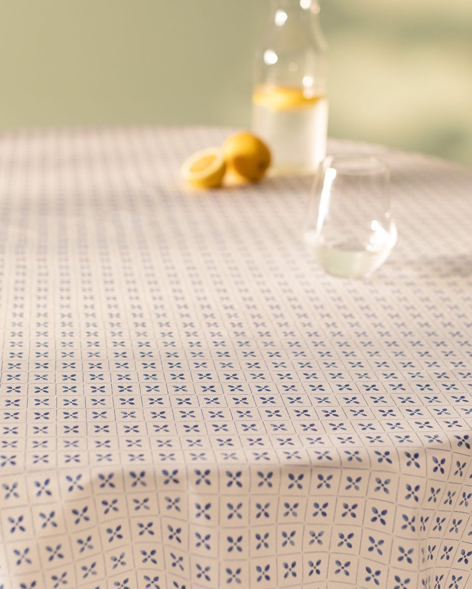 Waterproof PVC Tablecloth - White & Blue, 140 cm Round, Easy Clean - TryAladdin