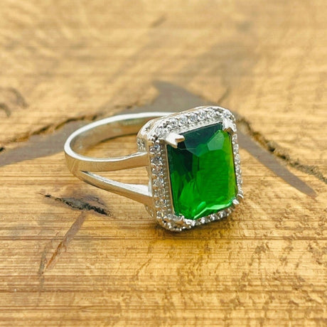 Women's Emerald Ring - TryAladdin