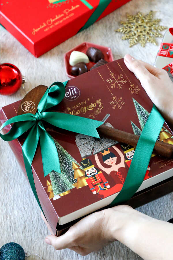 Elit | Nutcracker Christmas Special Hammer Beyoğlu Hazelnut Milk Chocolate Wooden Box - Gluten Free - 600g