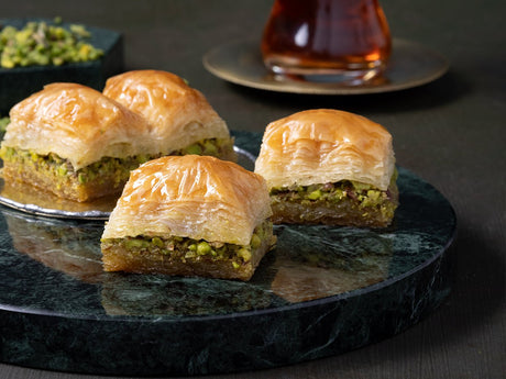 Karakoy Gulluoglu | Baklava with Pistachio in Metal Gift Box