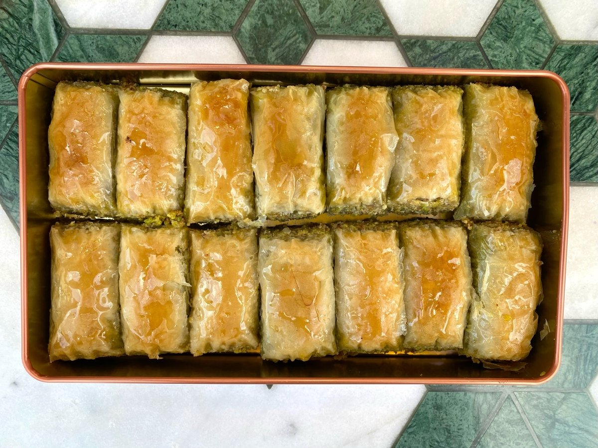 Koskeroglu | Antep Wrap Baklava with Pistachio in Gift Metal Box