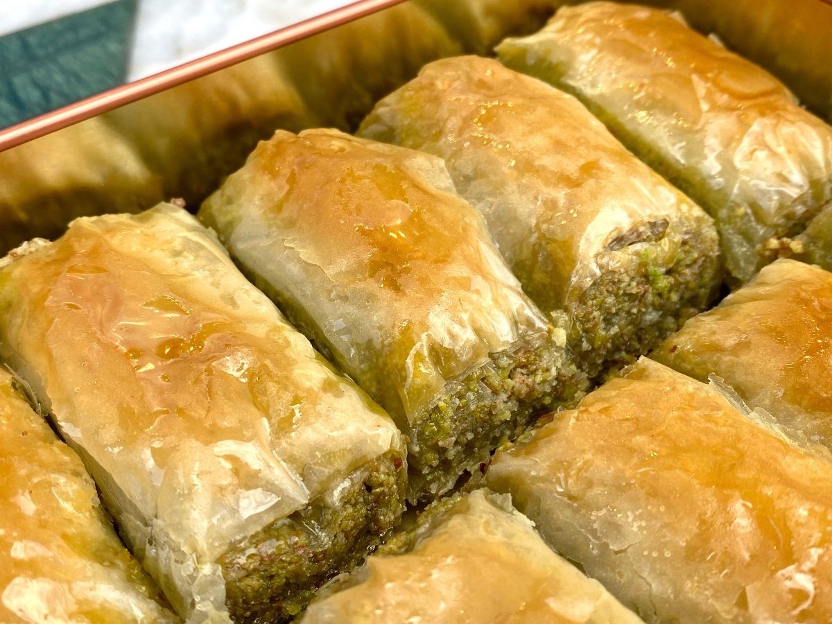 Koskeroglu | Antep Wrap Baklava with Pistachio in Gift Metal Box